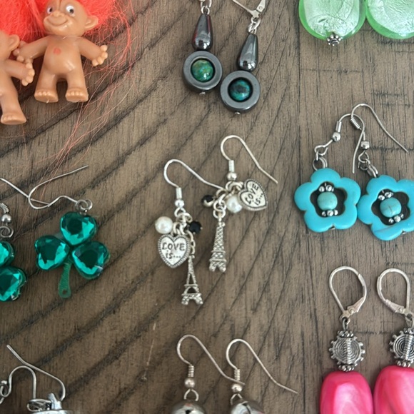 19 Pair of Earrings - Picture 6 of 8